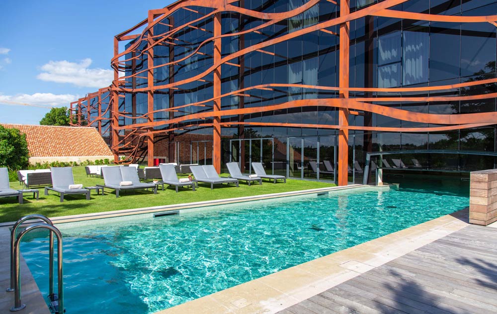 Poolbereich des Hotels Chais Monnet