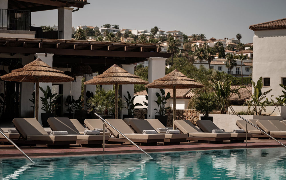 Poolbereich im Hotel OKU Andalusia