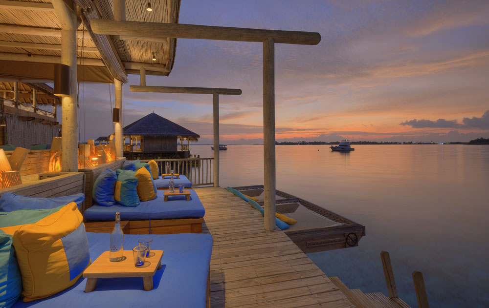 Chill Bar im Six Senses Laamu bei Sonnenuntergang