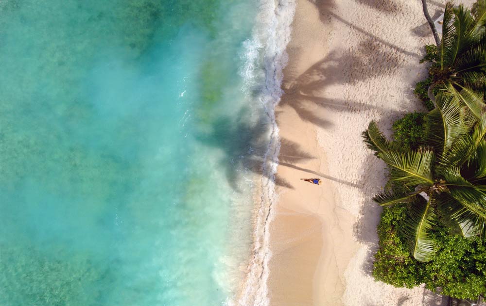 Strand in den Seychellen von oben