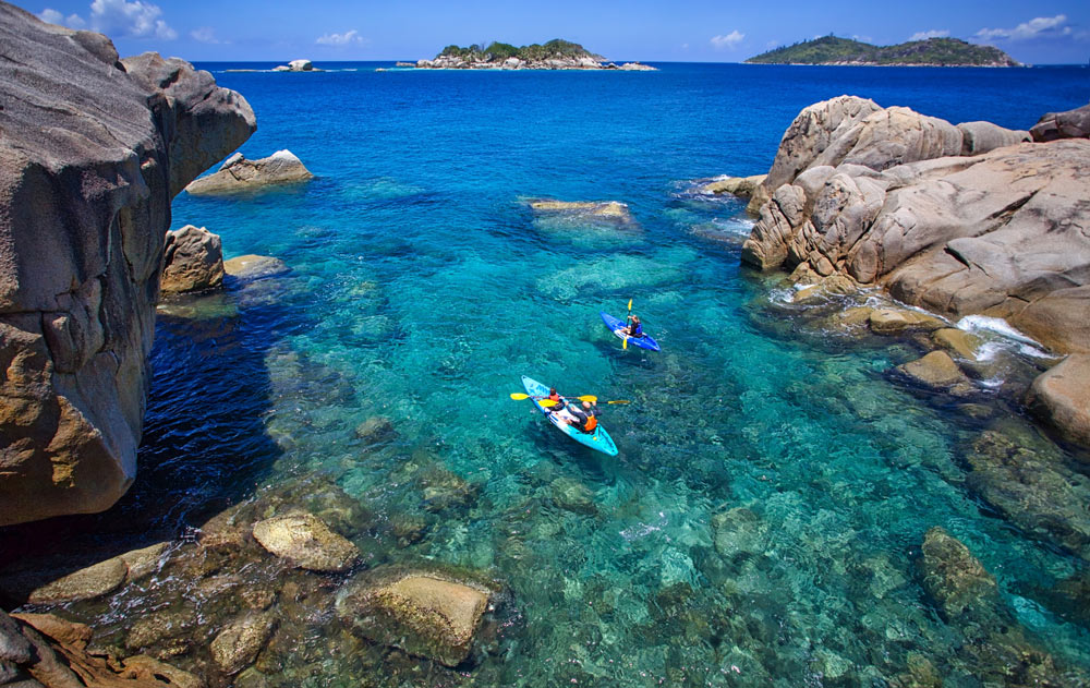 Zwei Kayaks auf dem Meer