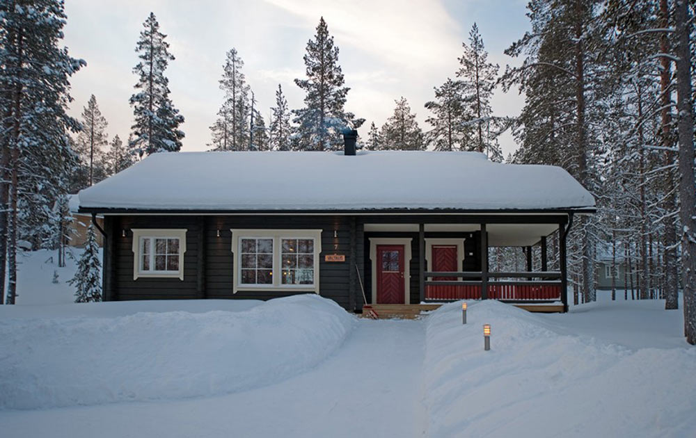 Blockhaus von Aussen im Schnee
