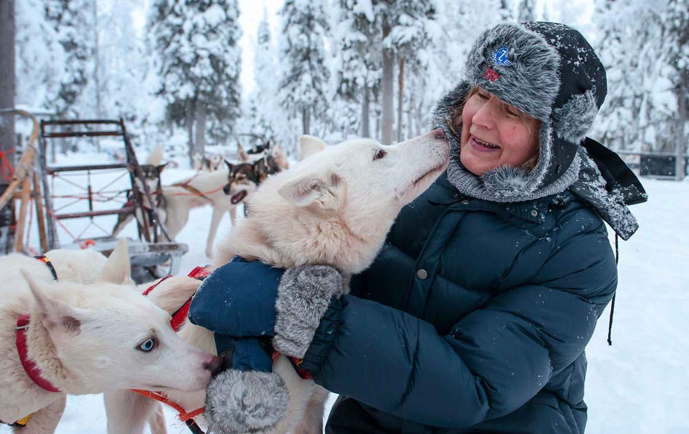 Frau mit einem Husky im Schnee