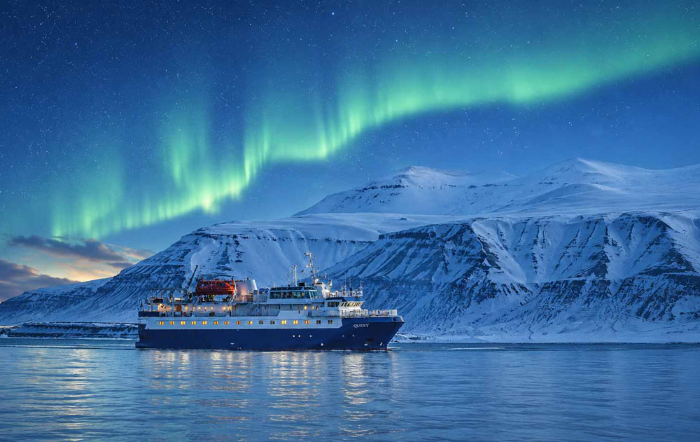 Die MV Quest auf dem Meer, Nordlichter am Himmel