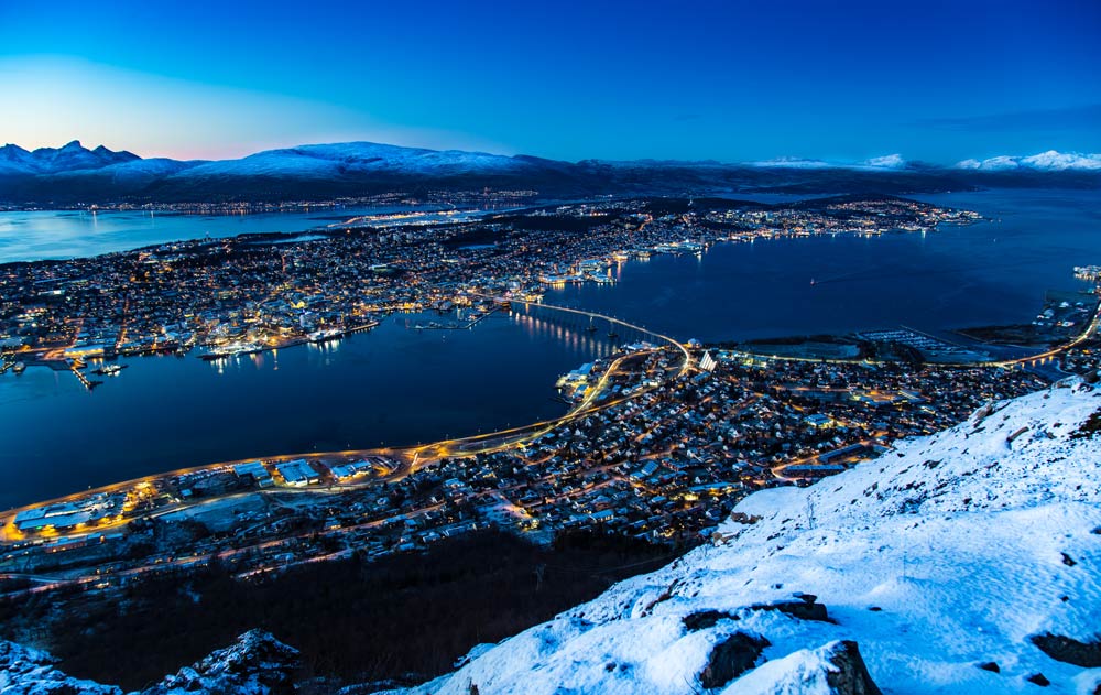Luftaufnahme von Tromsø in der Nacht