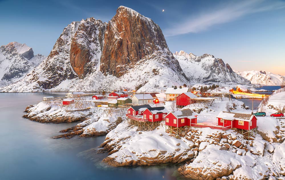 Zwei Huskyschlitten in der verschneiten Landschaft in Norwegen