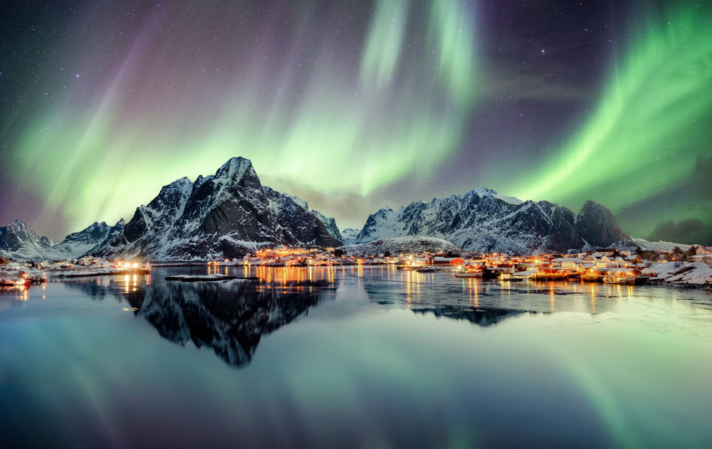 Ortschaft Reine in der Nacht unter den Nordlichtern
