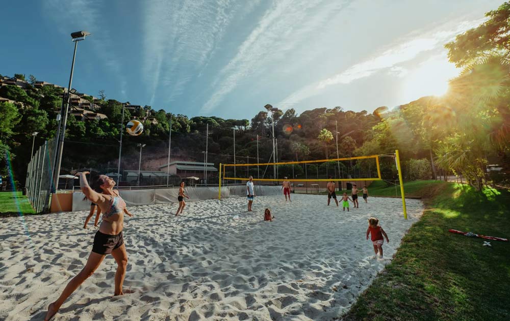 Eine Gruppe Personen spielen Beachvolleyball